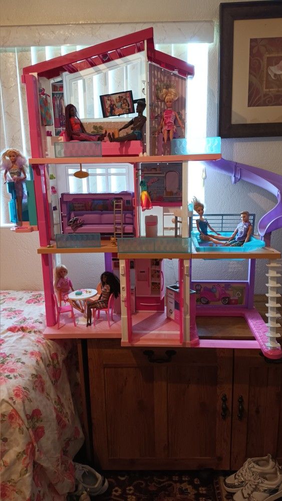 Barbie
Dreamhouse furnished/8 Barbies