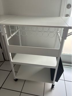 Mesa plegable blanca con ruedas y almacenamiento