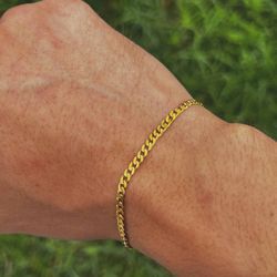 18k solid curb style 7.75” bracelet 5.2grams width 3mm