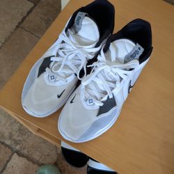 Basketball Shoes Nike Kyrie Size 10.5