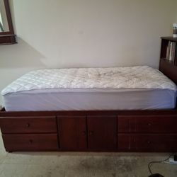 Mattress storage unit with two drawers 