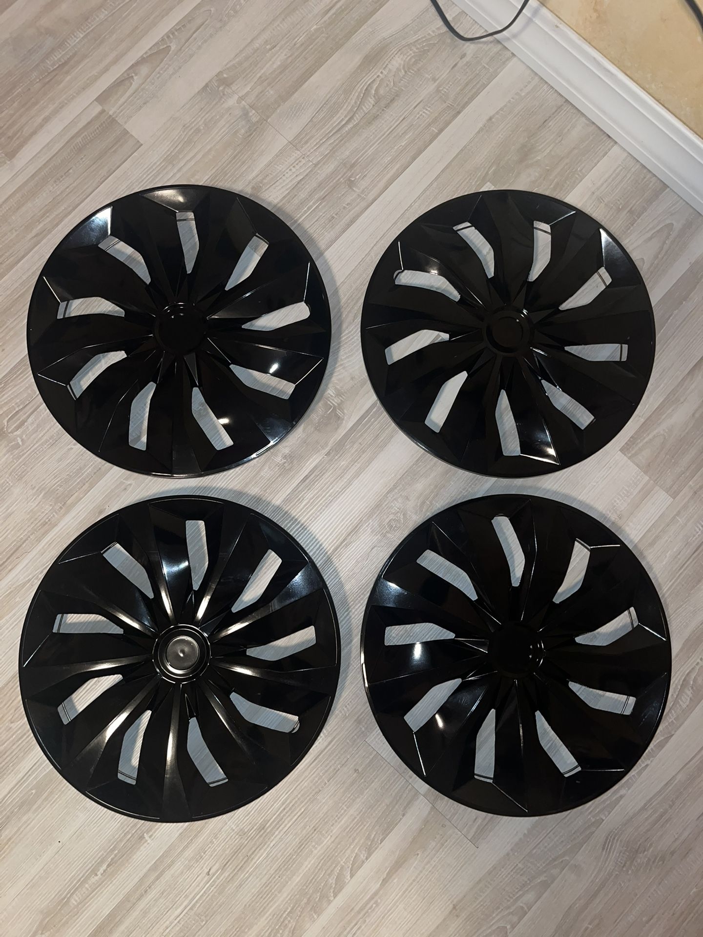 SHINY BLACK STYLISH 15 INCH HUBCAPS 