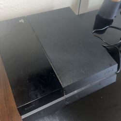 PlayStation 4 W/controllers