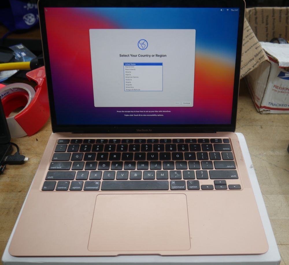Apple MacBook Air 13.3" (256GB SSD, Intel Core i3 10th Gen., 3.20 GHz, 8GB)