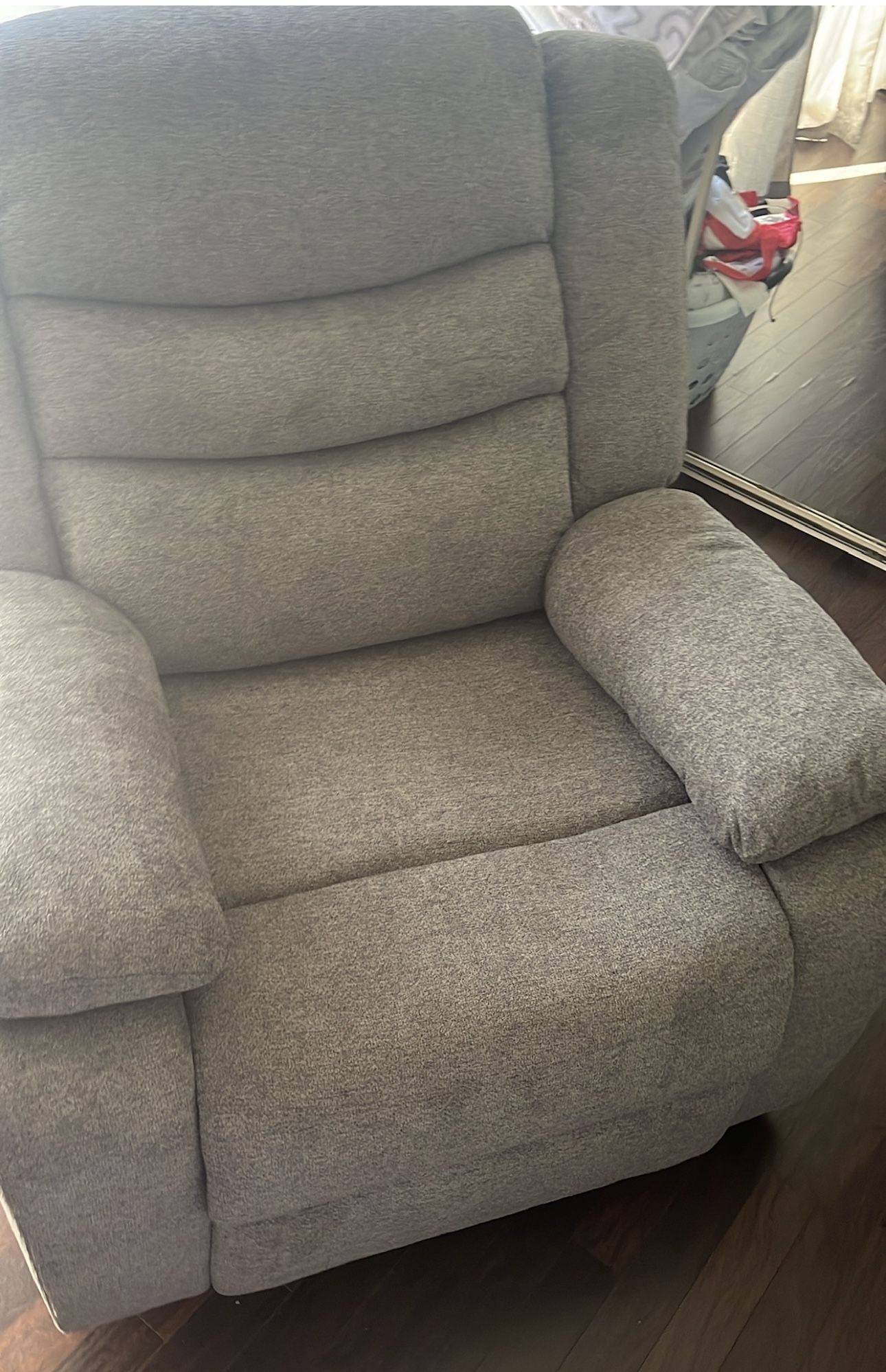 Comfortable Gray Recliner Chair – Excellent Condition