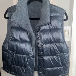 **NEW Hollister Women Reversible Puffer Vest Size medium