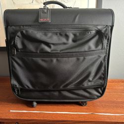 Tumi ALPHA Extended Trip 4 Wheeled Garment Bag Pull Along Bag In Like New Cond.