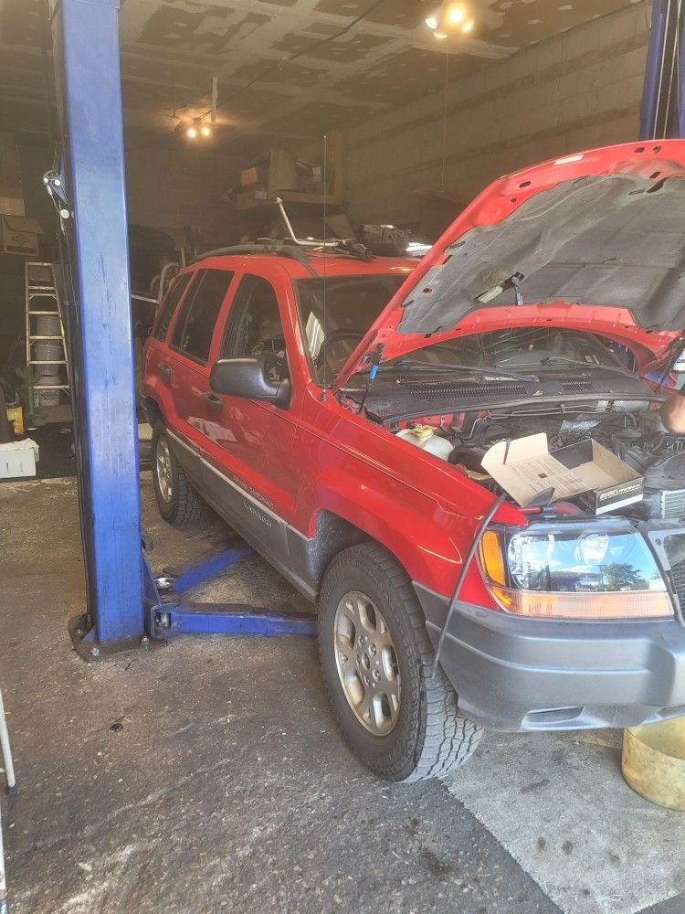 2001 Jeep Grand Cherokee ...105k Miles..**FOR PARTS** 