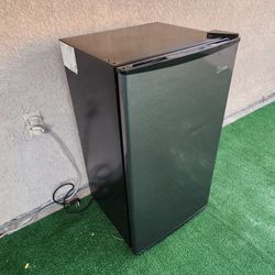 Mini Fridge LIKE NEW 