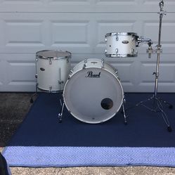 Three piece pearl decade drum set