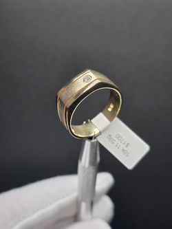 18 K Yellow Gold Ring With The Natural Diamond