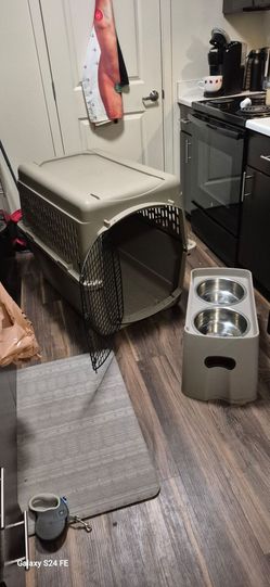 KENNEL  W/ FOOD & WATER DISH
