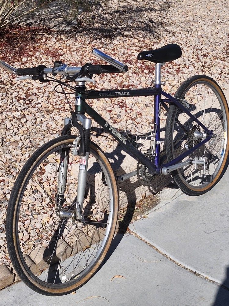 TREK 930 SINGLETRACK 21 SPEED 26INCH BIKE- SHIMANO EQUIPPED for