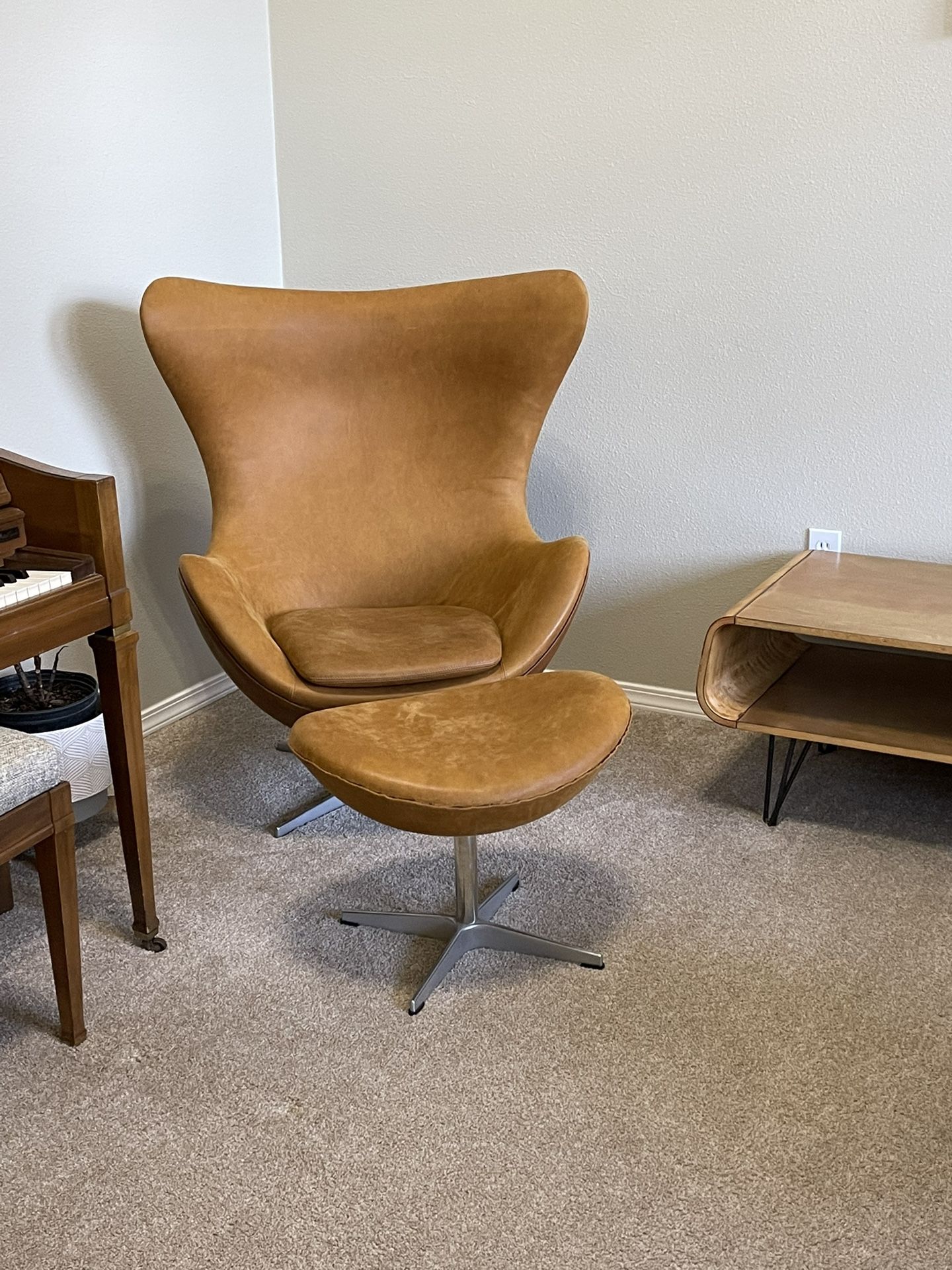 Mid Century Modern Danish Arne Jacobsen Egg Chair
