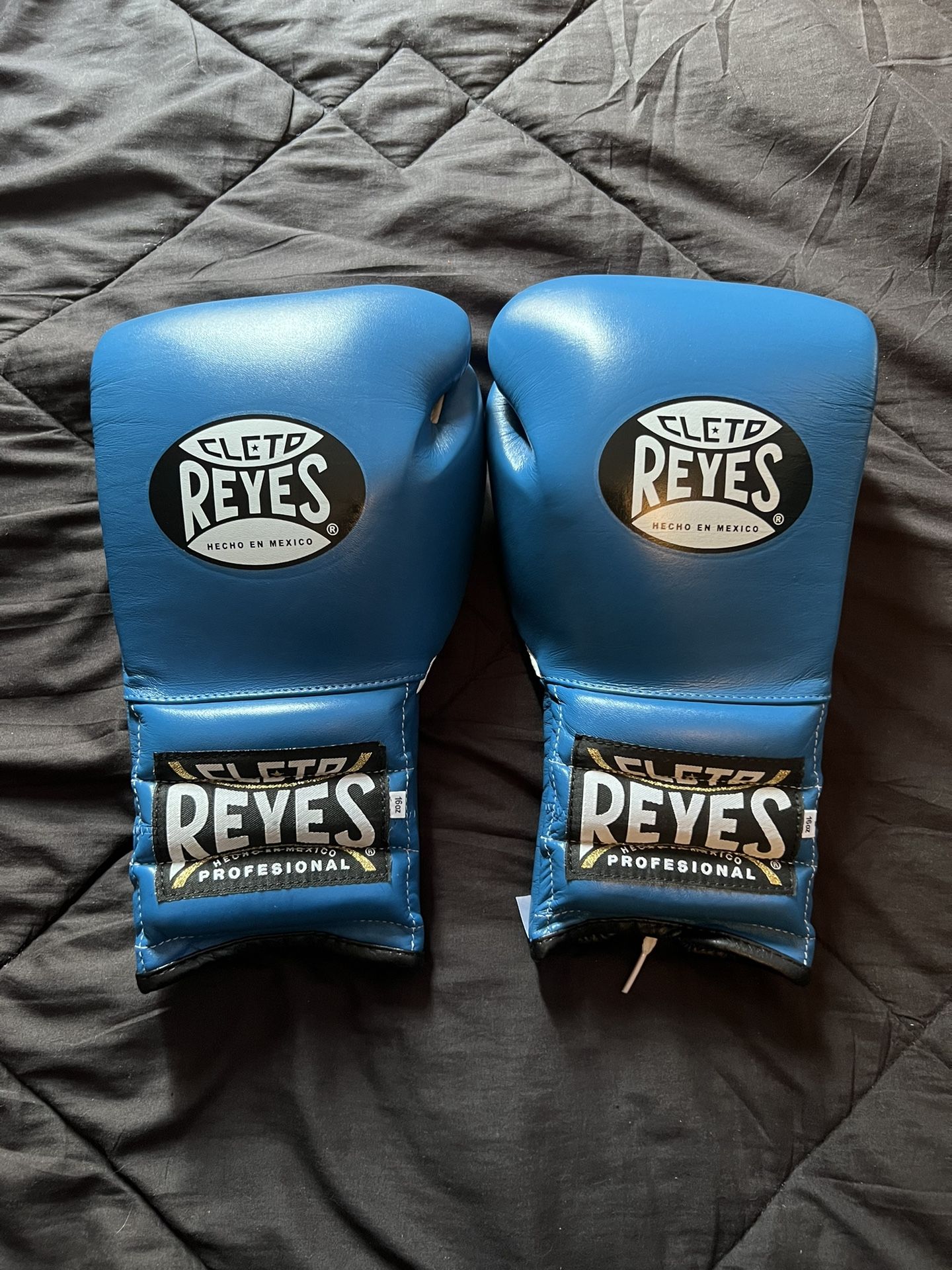 CLETO REYES 16 OZ LACE UP TRAINING GLOVES BLUE