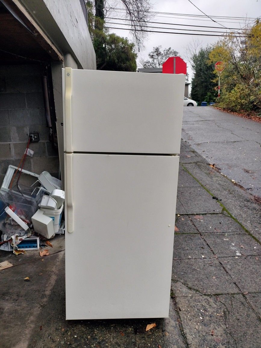 GE Refrigerator - Can Deliver 