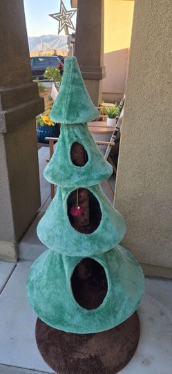 Festive Christmas Tree Cat Tower/Scratching Post 5 feet 5'