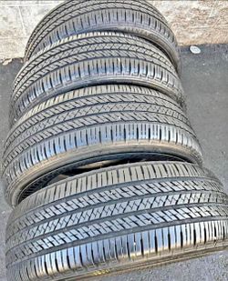 225: 60R18 BRIGGESTONE tires usadas en perfecta condición 80%life