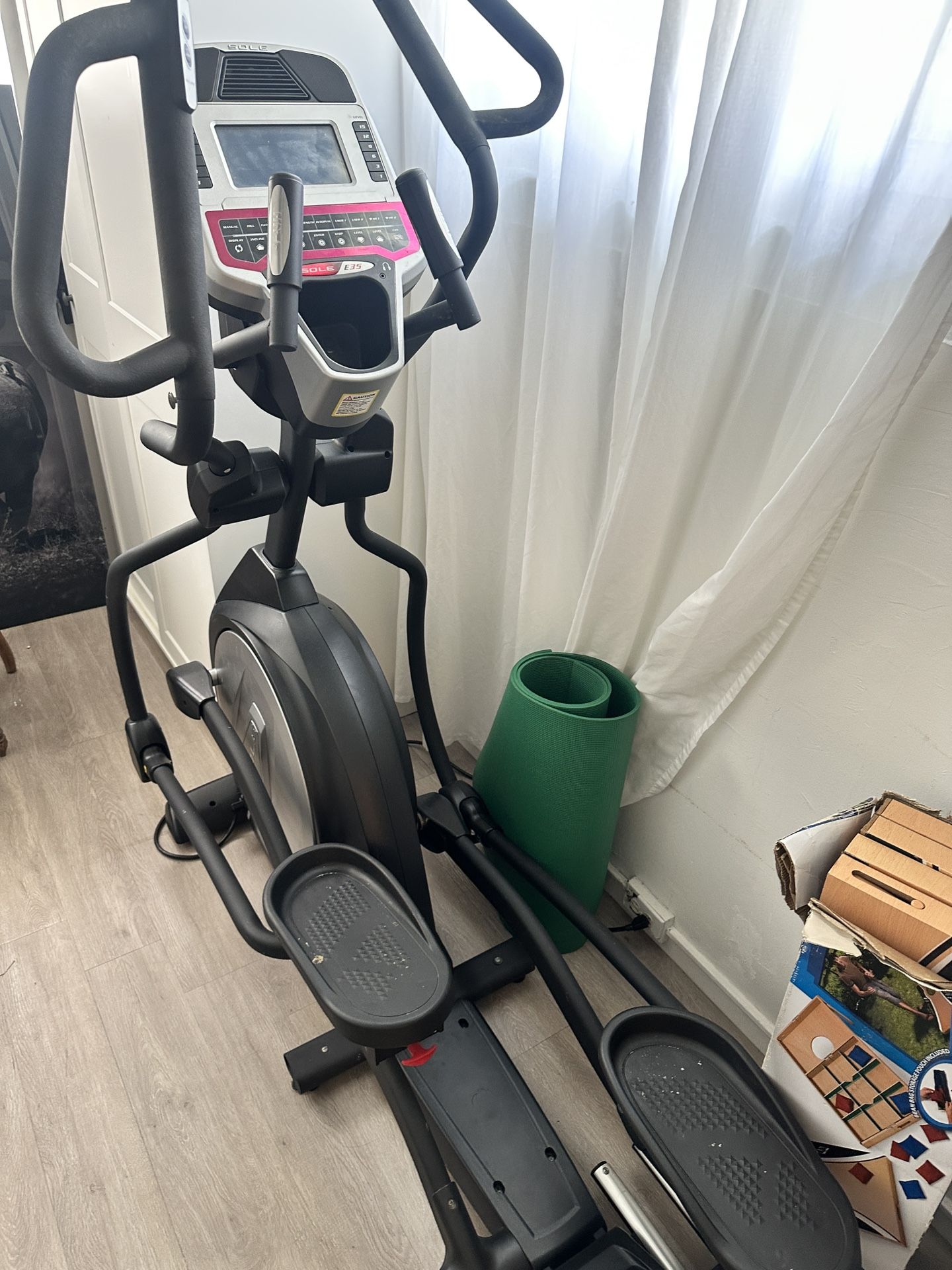 Elliptical trainer, great condition SOLE E35