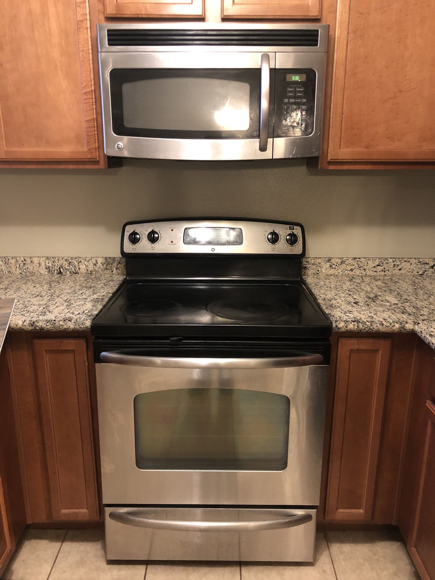 GE electric range with glass top works perfect !! for Sale in El