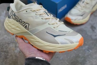 Hoka Speedgoat 7