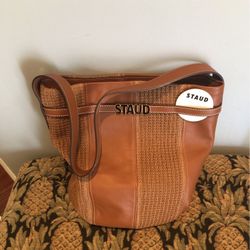 Leather https://offerup.com/redirect/?o=VG90ZS5OZXc=