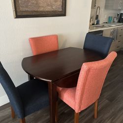 Dinette Table and 4 chair set. Side leaves go up and down