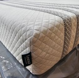 LIKE NEW! Leesa Sapira Hybrid King Mattress - Delivery Available