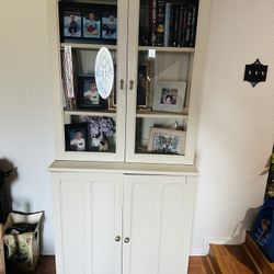 Cabinet w/glass Doors
