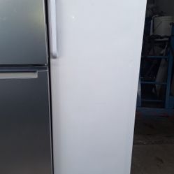 UPRIGHT FREZZER (SMALL)