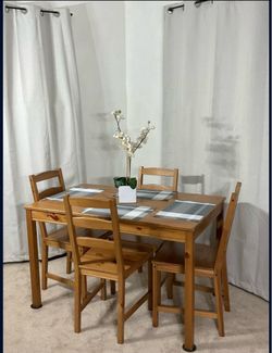 Compact Kitchen Dining Table & 4 Chairs PERFECT FOR APARTMENT * LIKE NEW!