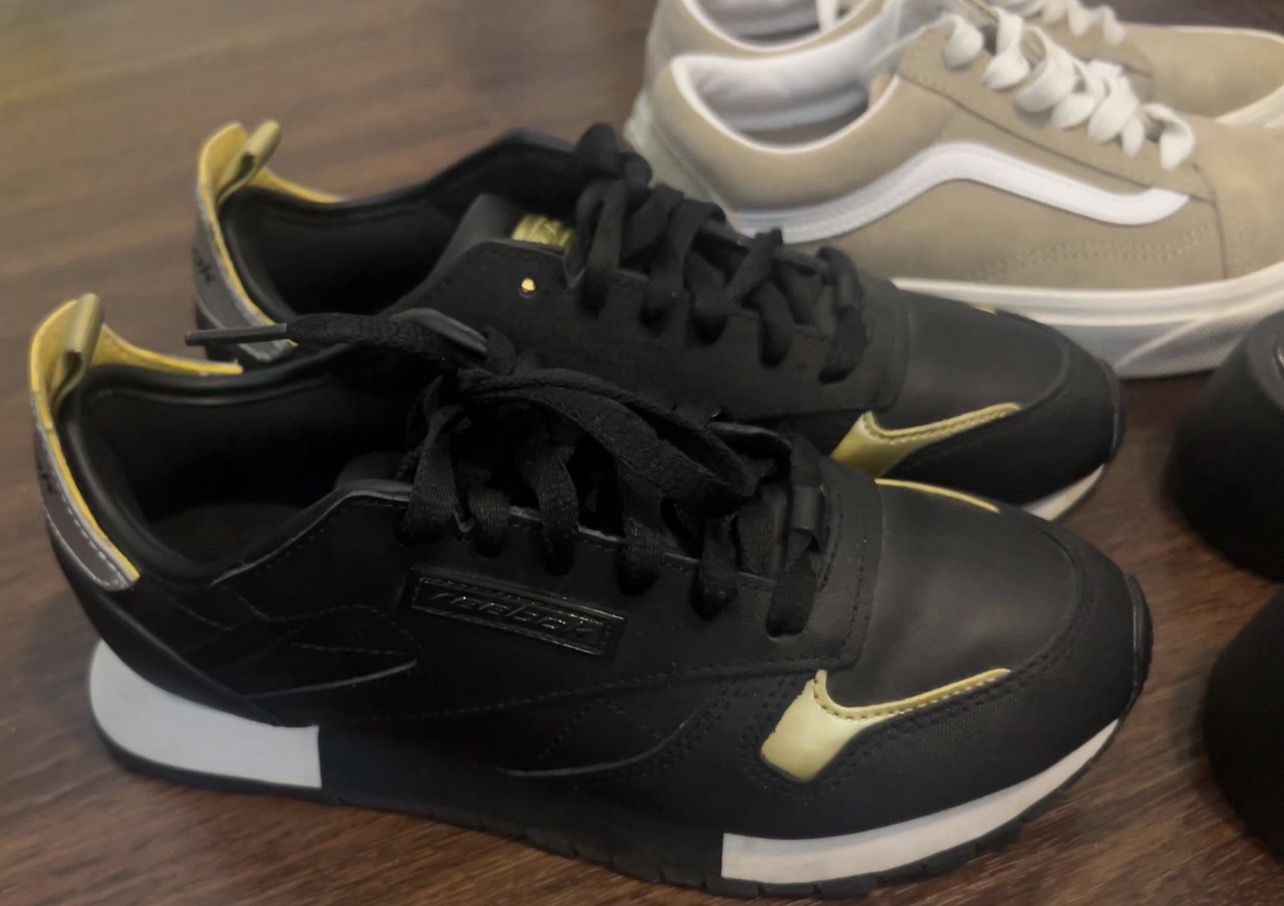 Black&Gold Reebok Sneakers - Size 6