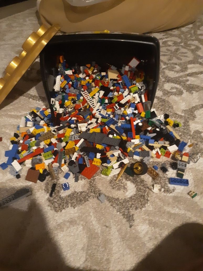Around 800 To 1000 Lego Pieces/8 Pounds of legos
