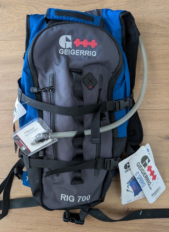Geigerrig Rig 700 Hydration Backpack Hiking Mountain Biking Cycling 70 oz 2L 
Electric blue/black G1700BL