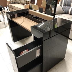 Italian Contemporary MakeUp Station