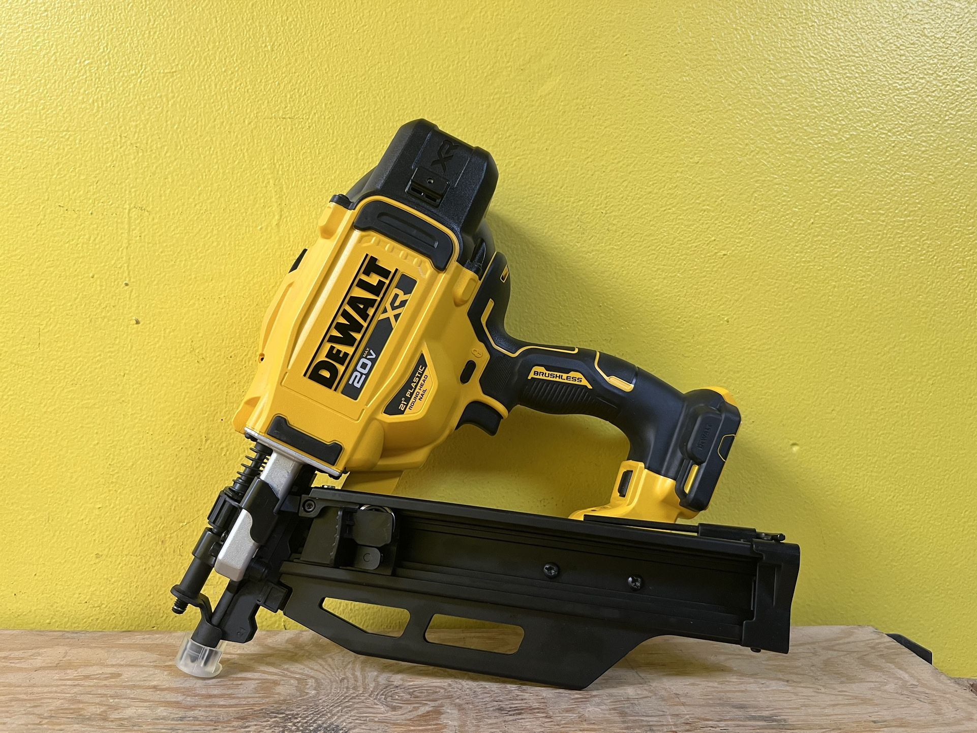 Dewalt XR 20v Brushless Cordless 21 Degree Plastic Collated Framing Nailer (NEW)