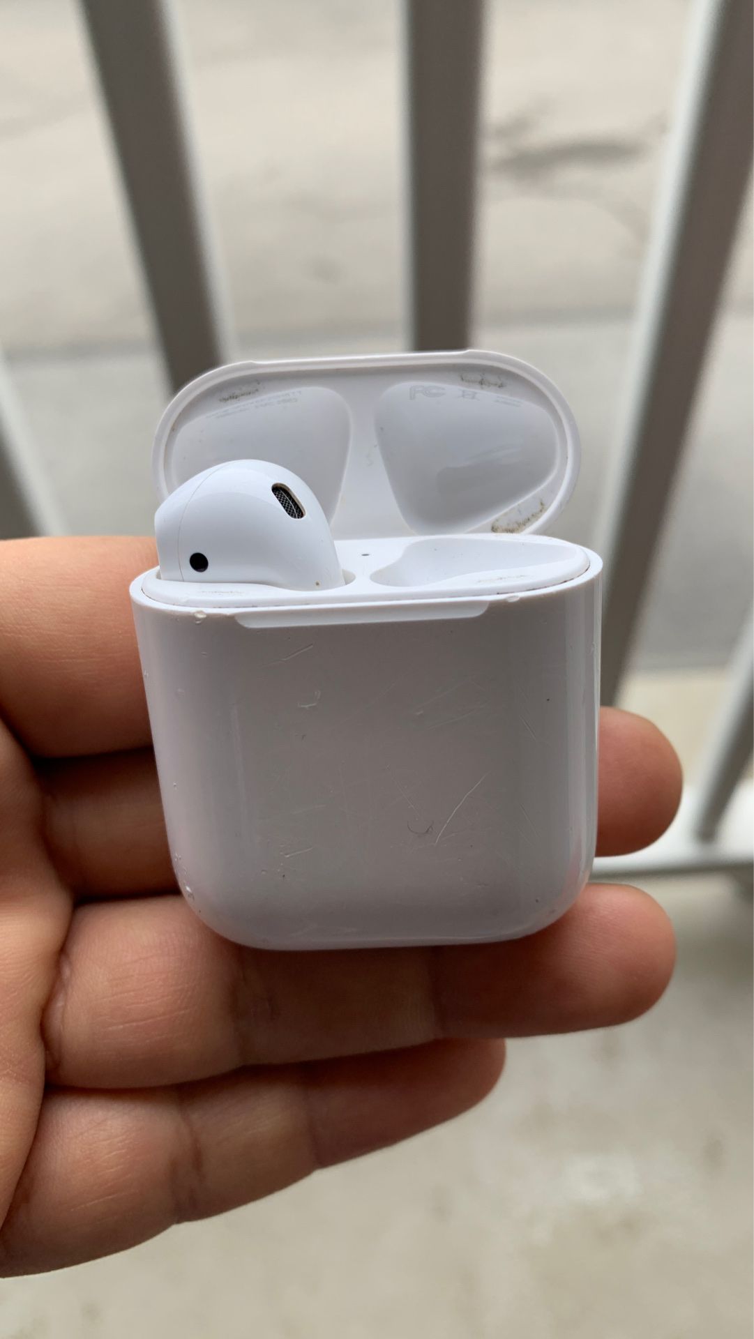 Apple airpods left only with charging case