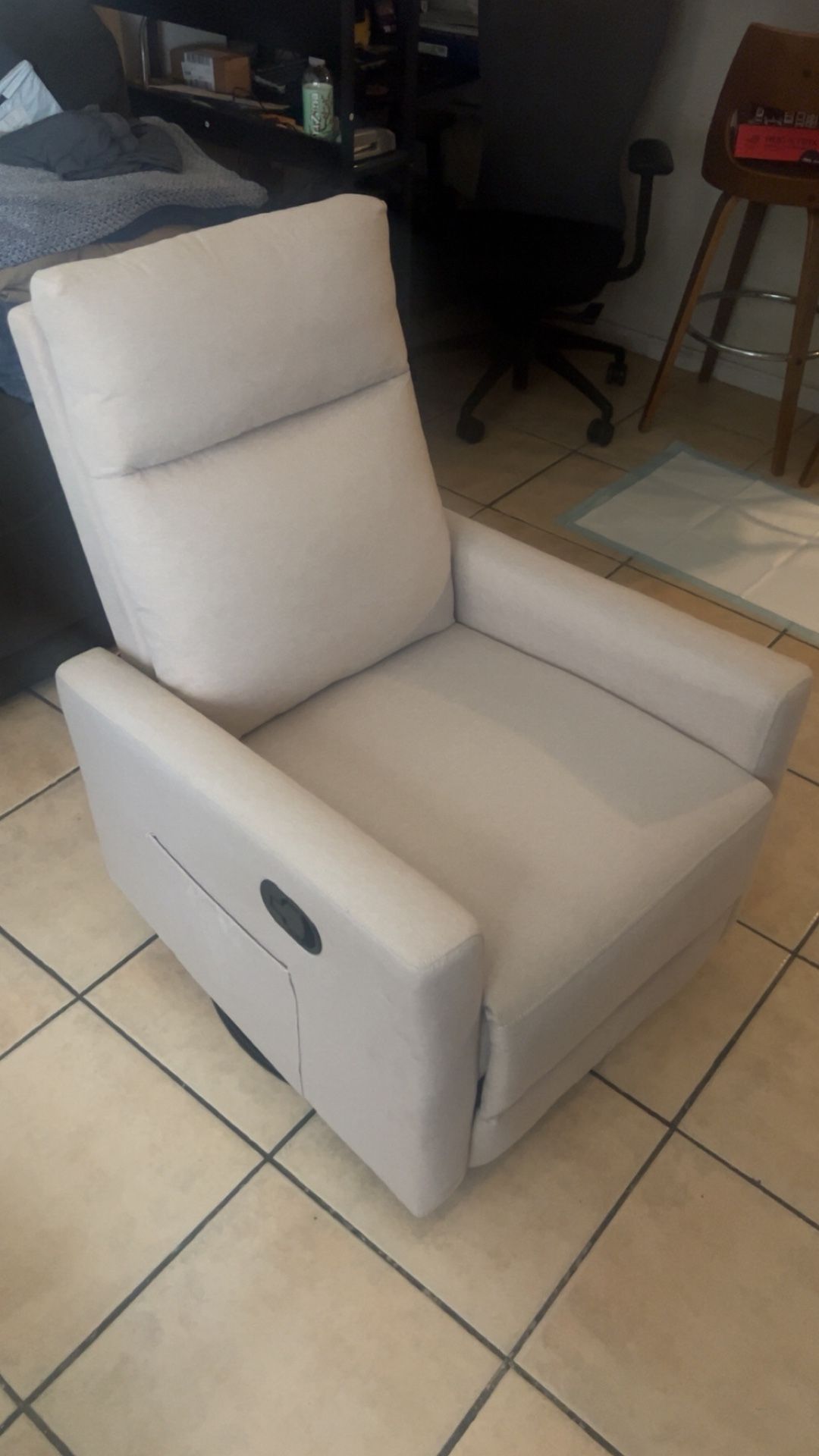 Recliner Chair (2 weeks new)