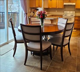 Stunning round dining TABLE + leaf