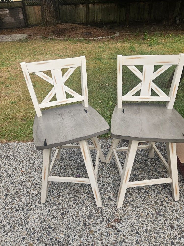 2 Counter Height Bar Stools