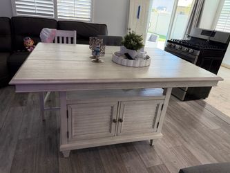 Dining table w/ 4 chairs