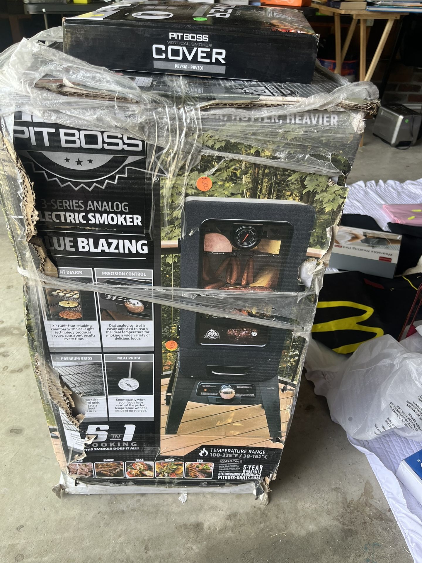 3 Series Electric Smoker Brand New ( Pit Boss)