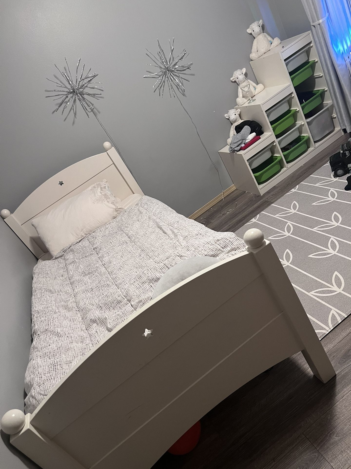 Toys Organisator and twin bed