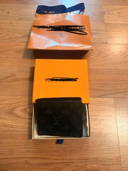Men’s wallet like new with bag