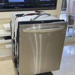 LG Stainless Steel Dishwasher With Stainless Steel Tub In Excellent Working Condition . Everything Works Perfectly . Can Be Delivered & Install 