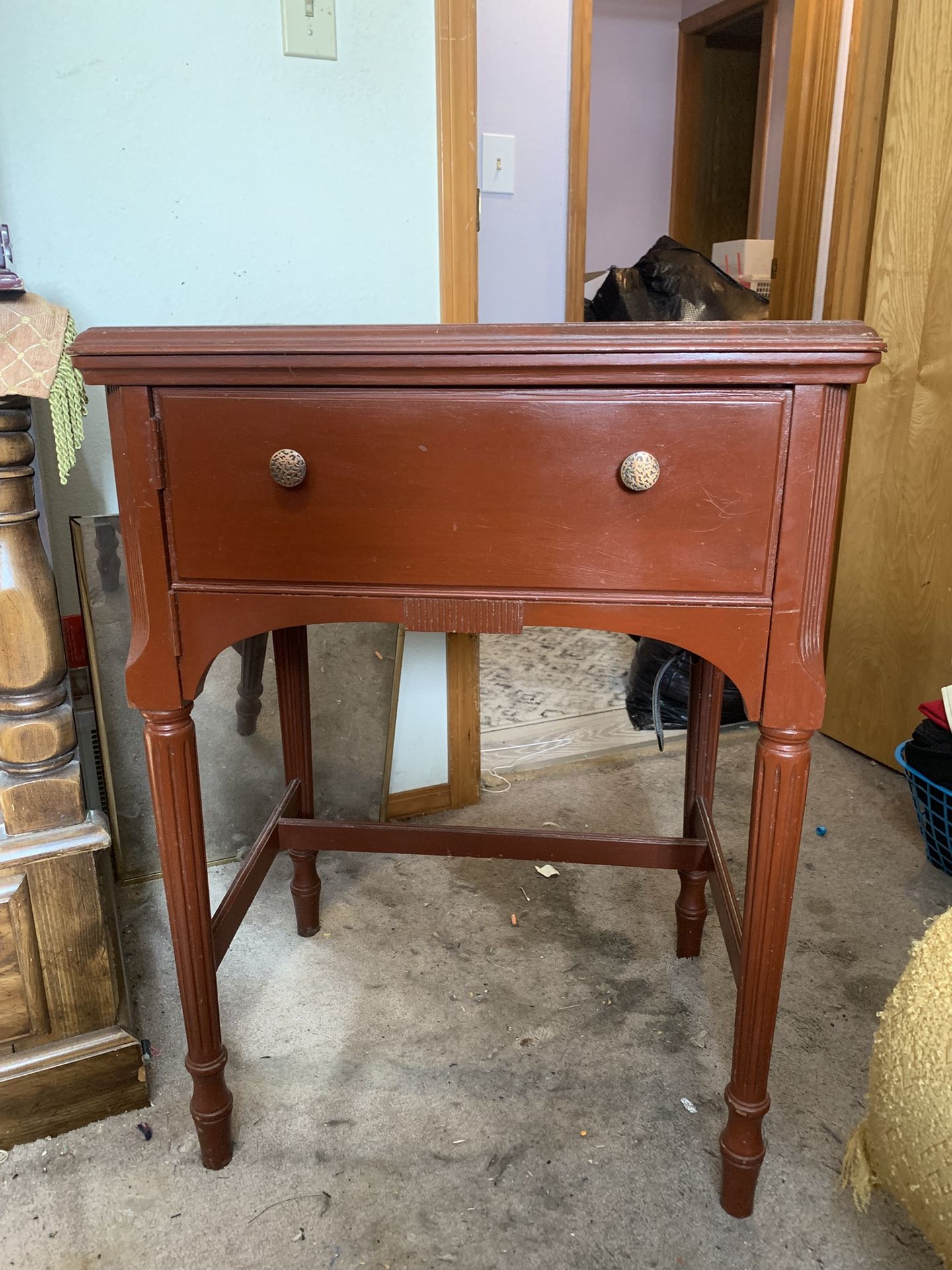 Vintage Sewing Machine/Cabinet