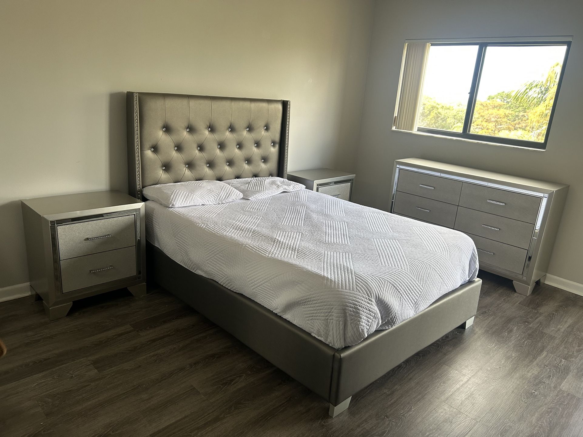 Beautiful Bedroom set By Ashley Signature Design Furniture-6 Drawer Dresser with 2 nightstands & FULL Size Upholstered Bed Frame ‼️NO MATTRESS‼️