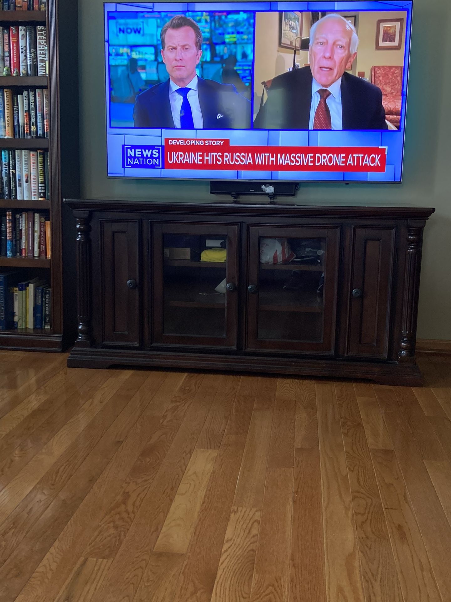 TV stand (TV NOT INCLUDED)