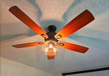 Like New Ceiling fan w/remote modern