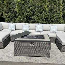BRAND NEW OUTDOOR SECTIONAL FROM COSTCO!! FREE DELIVERY 